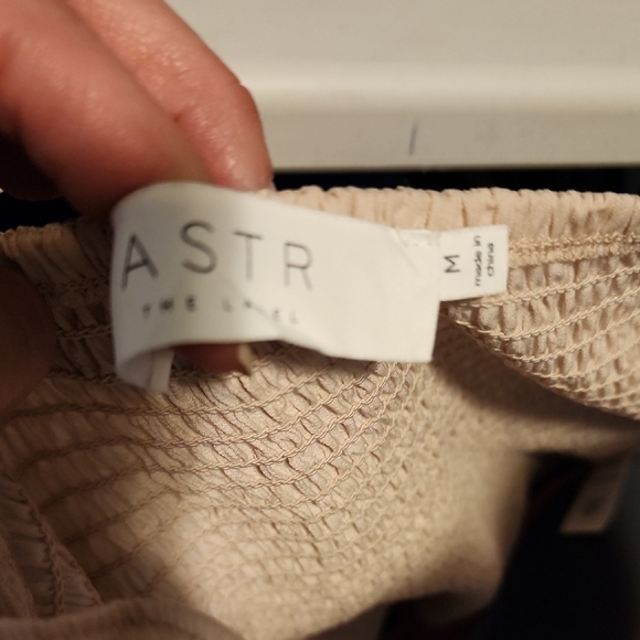 Trendy Astr NWOT Med Modern Top - Picture 3 of 6